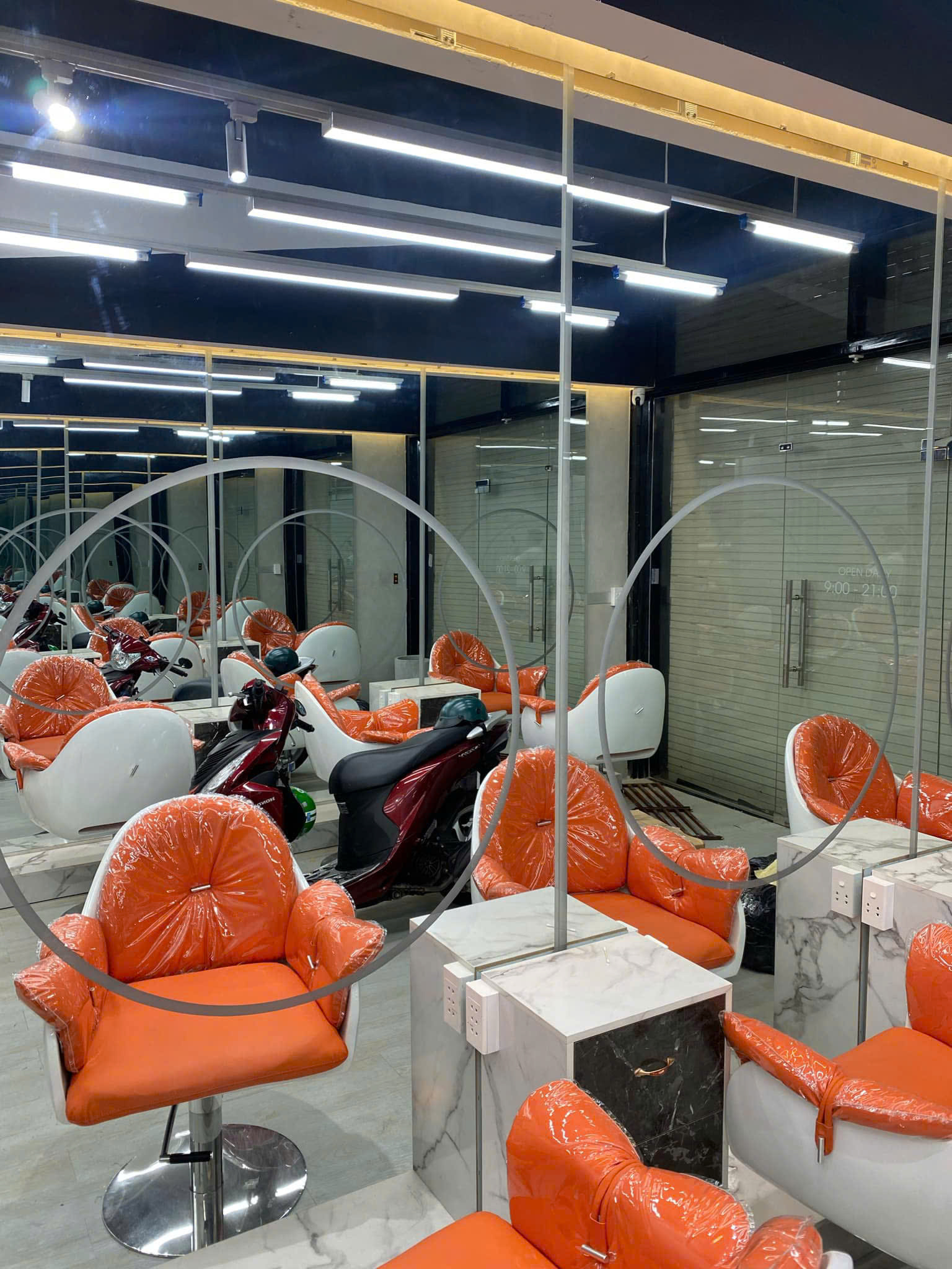 Ảnh Thanh lý kệ gương cắt tóc như mới giá rẻ tại Thanh Lý Tốt