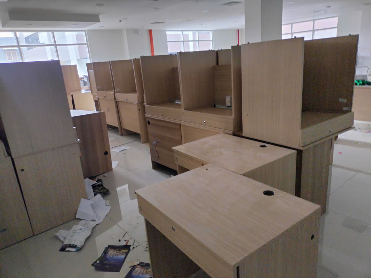 Ảnh thu mua bàn ghế văn phòng số lượng lớn tại TPHCM