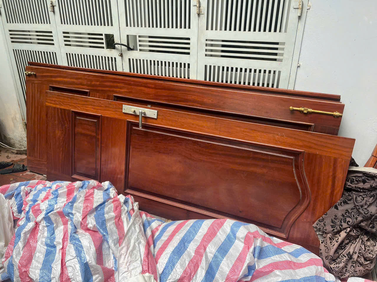 Ảnh chuyên thu mua cửa gỗ cũ tại Hà Nội giá cao tận nơi