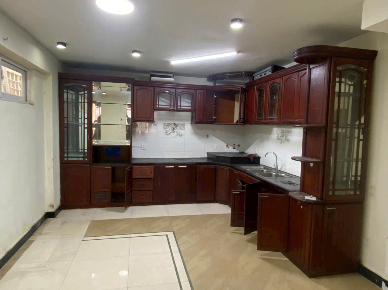 Ảnh thu mua tủ bếp gỗ cũ tại Cần Thơ