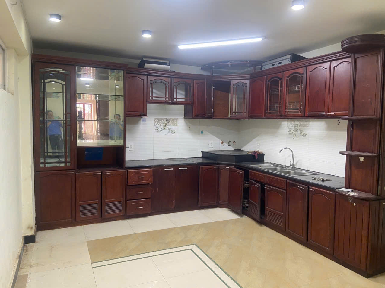 Ảnh chuyên thu mua tủ bếp gỗ cũ tại Hà Nội giá cao uy tín