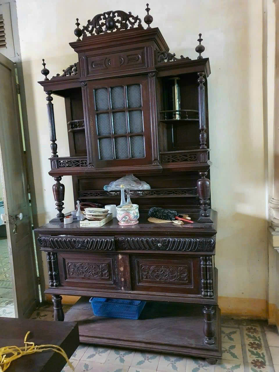Ảnh thu mua tủ gỗ cổ xưa tại nhà khách hàng giá cao
