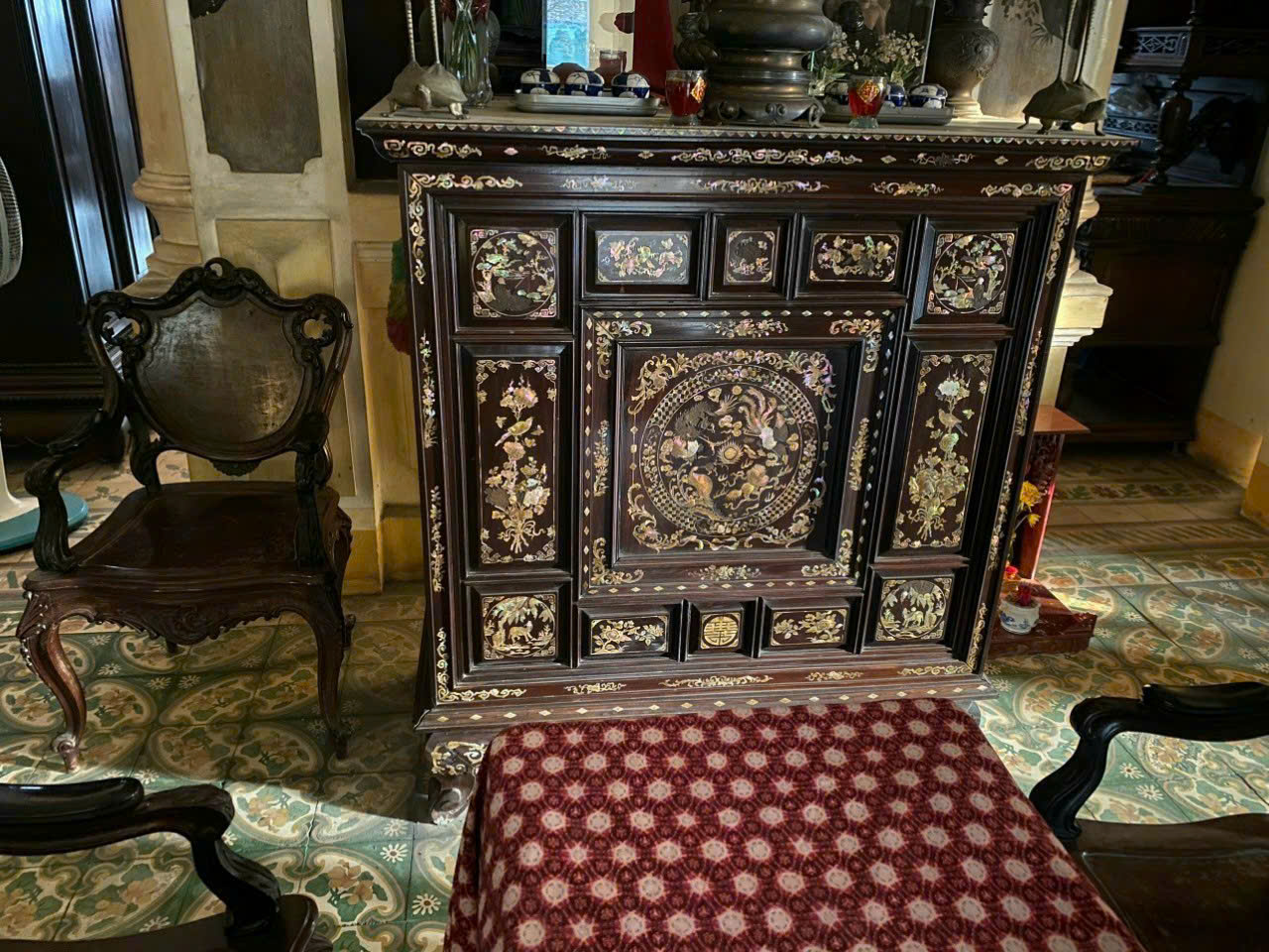 Ảnh thu mua tủ thờ gỗ cũ xưa khảm ốc tại Cần Thơ