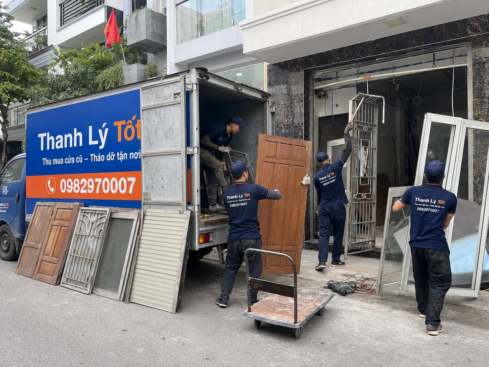 Ảnh nhân viên tháo gỡ cửa cũ tại công trình ở TPHCM