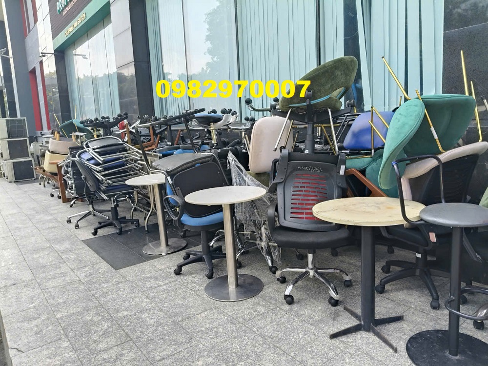 Ảnh tập kết đồ văn phòng sau khi thu mua ra xe về kho