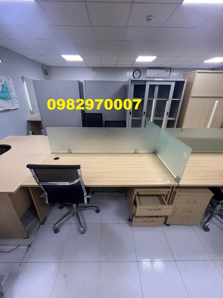 ảnh chụp thu mua bàn văn phòng cũ tại TPHCM