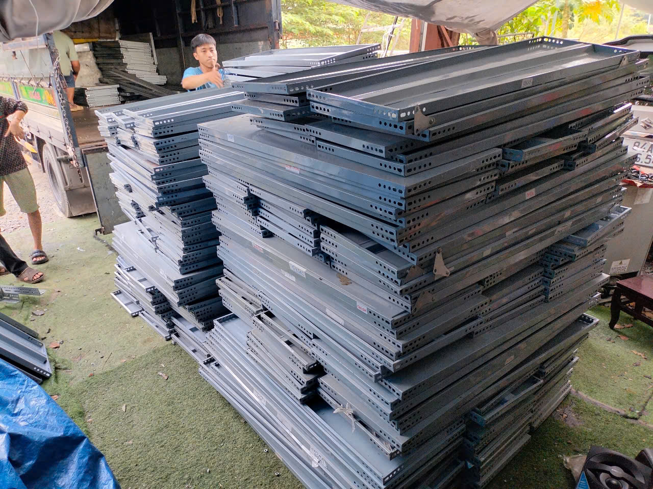 Hình Ảnh Xe Tải Chở Kệ Sắt Về Kho Thanh Lý Tốt