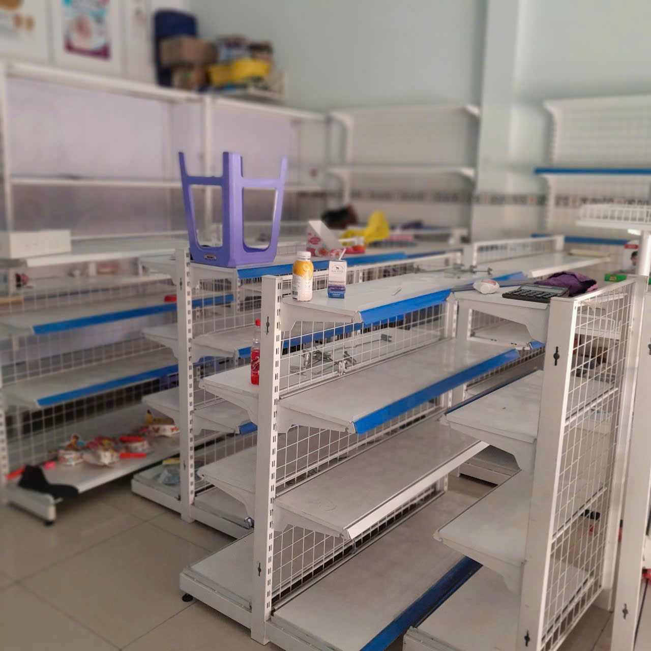 Hình ảnh 2 Kệ mỹ phẩm và kệ đầu gondola tại cửa hàng mỹ phẩm Thủ Đức