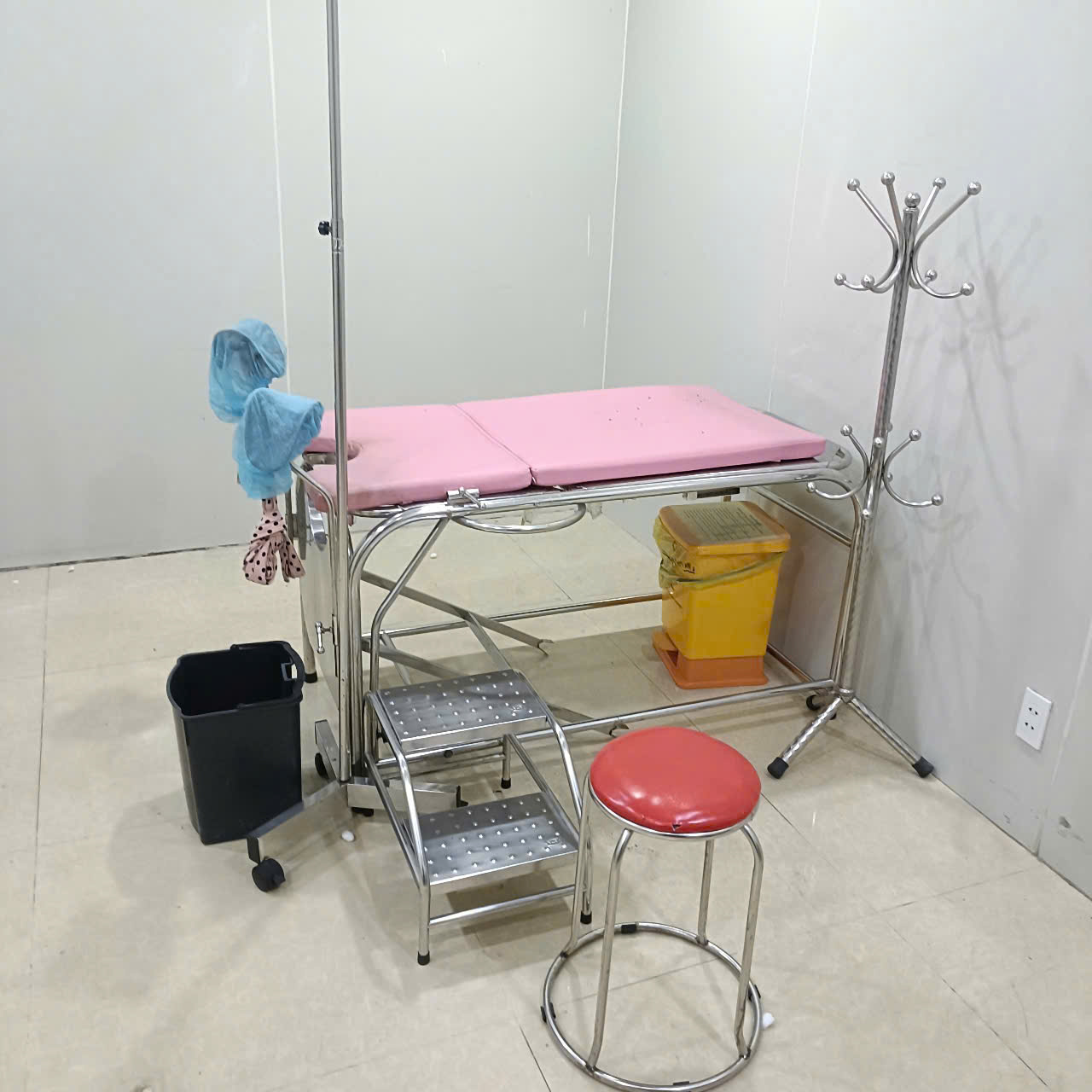 Hình ảnh bàn khám sản phụ khoa đặt trong phòng khám thực tế
