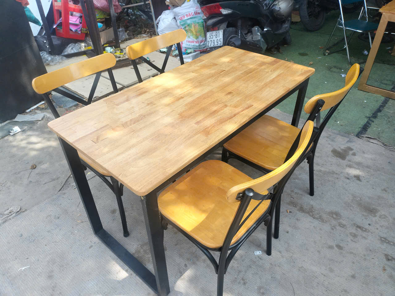 Hình ảnh thực tế bàn ghế quán ăn thanh lý tại Thanh Lý Tốt