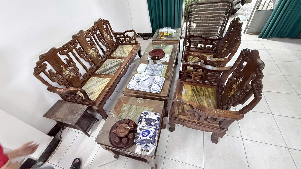 Hỉnh ảnh thực tế thu mua bộ salon gỗ tay kiếm