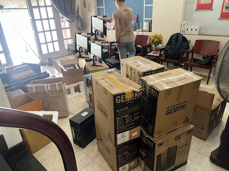 Hình ảnh thu mua thiết bị văn phòng cũ, laptop số lượng lớn tại TPHCM 2025