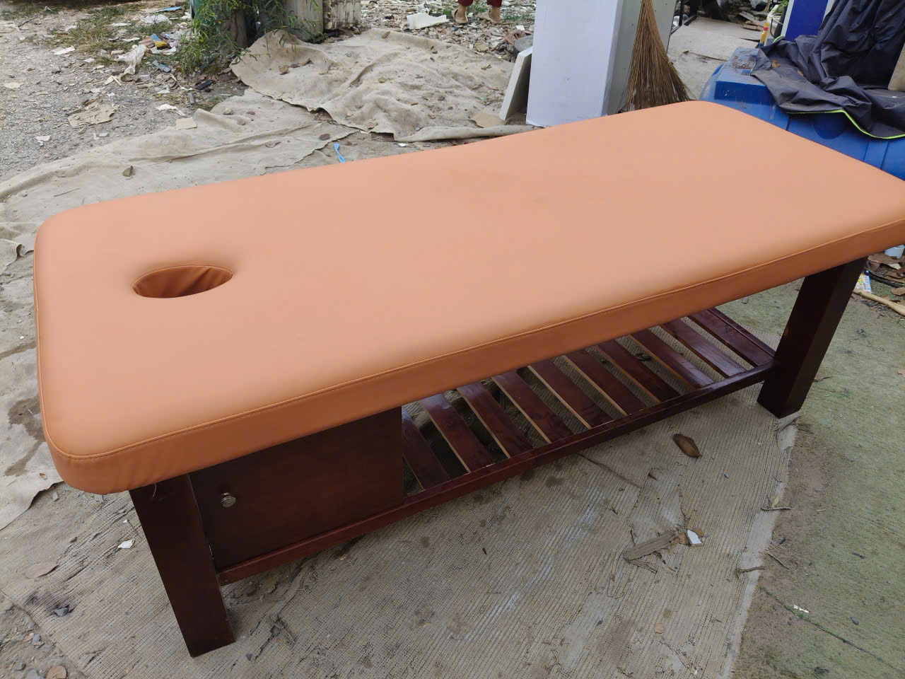 Thanh lý giường spa chân gỗ giá rẻ