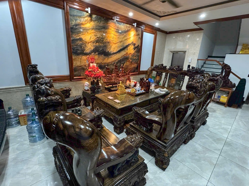 Ảnh thực tế thu mua bộ salon gỗ tại nhà khách hàng ở Quận 7