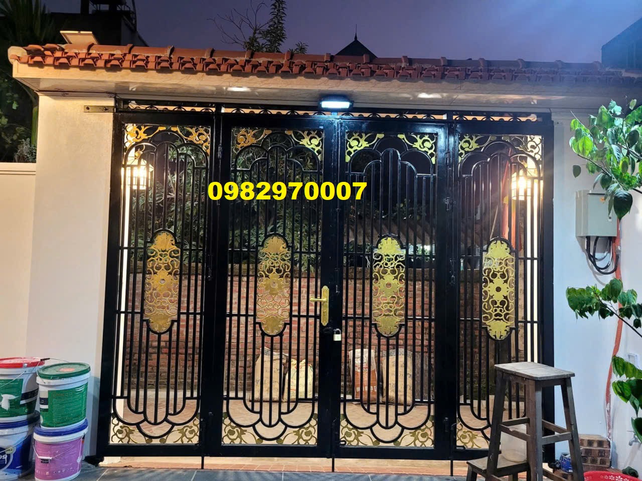 Hình ảnh thu mua cửa cổng sắt cũ thực tế tại nhà khách hàng