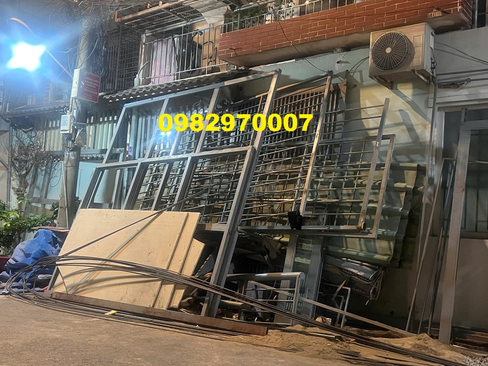 Hình ảnh thu mua cửa sắt công trình, nhà xưởng ở TPHCM