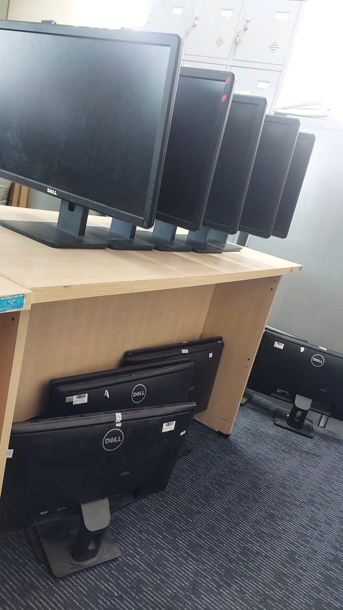Ảnh thu mua màng hình máy tính cũ tại văn phòng công ty quận 7