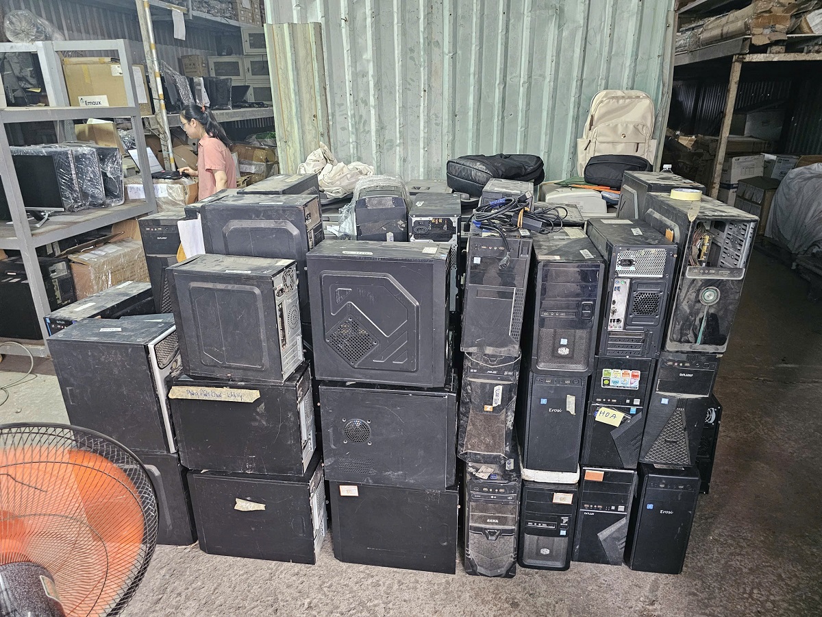 Ảnh thu mua máy tính cũ số lượng tại kho hàng công ty ở quận 2