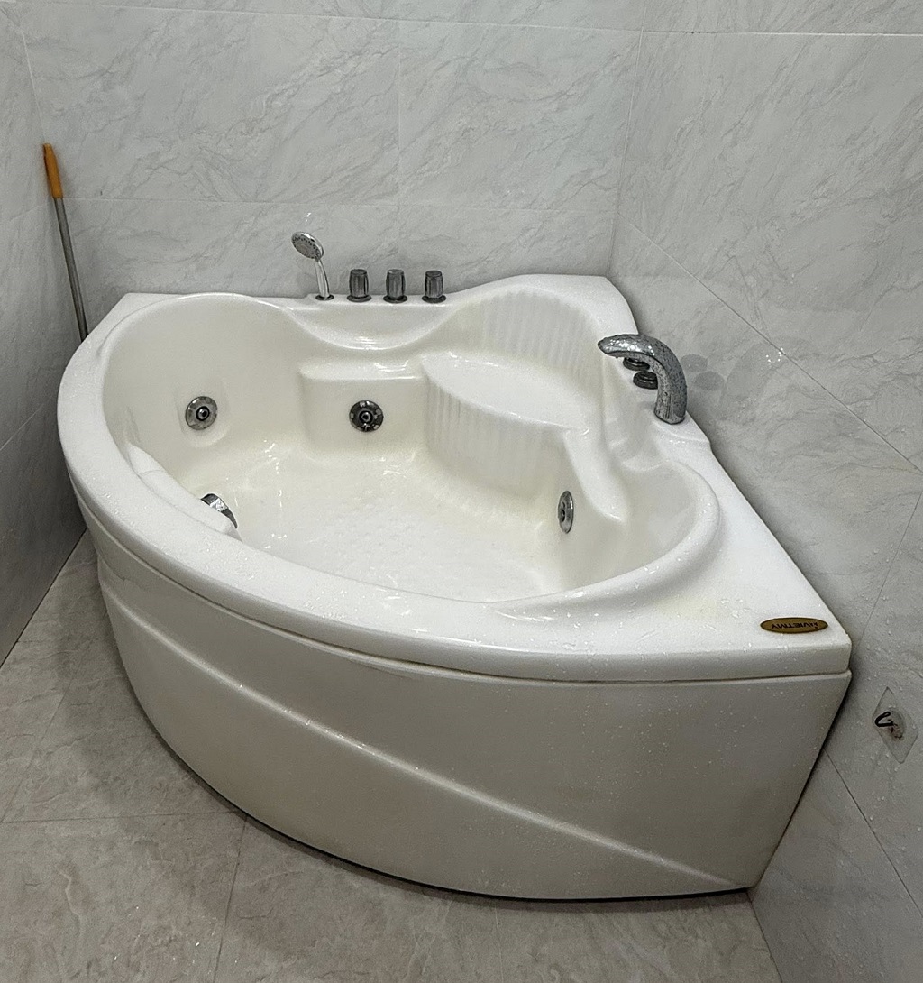 hình ảnh bồn tắm góc được Thanh Lý Tốt thu mua tại TPHCM