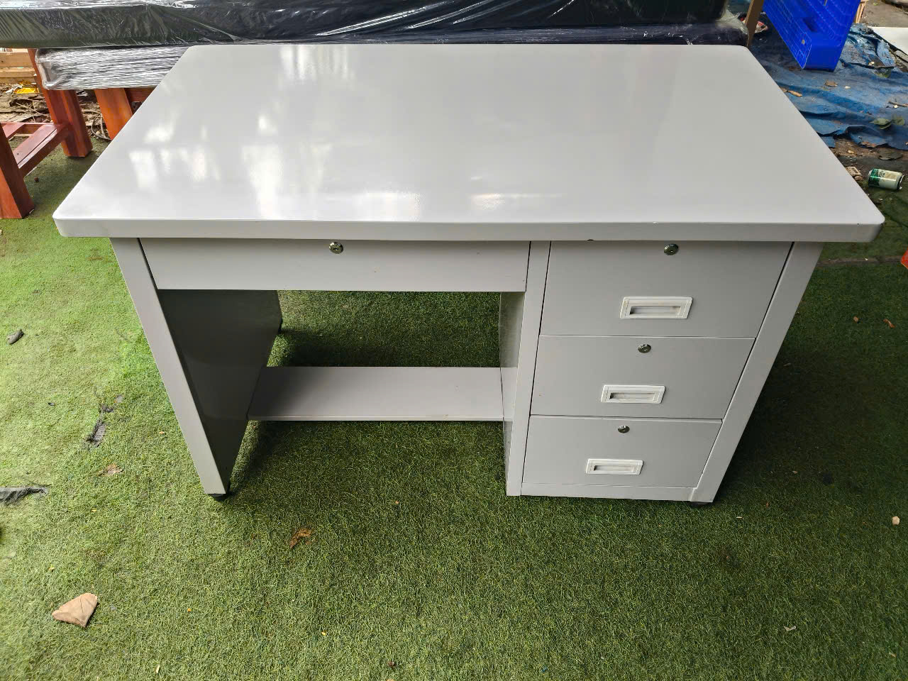 hình ảnh chi tiết bàn làm việc bằng sắt thanh lý