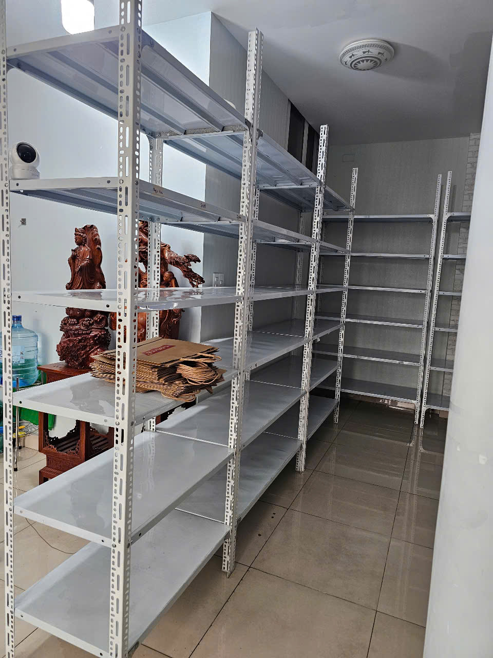 Kệ sắt 5 tầng cao 2m4 – dựng lên gọn gàng