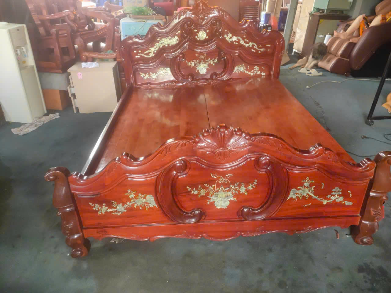 hình ảnh giường gỗ được thu mua về kho