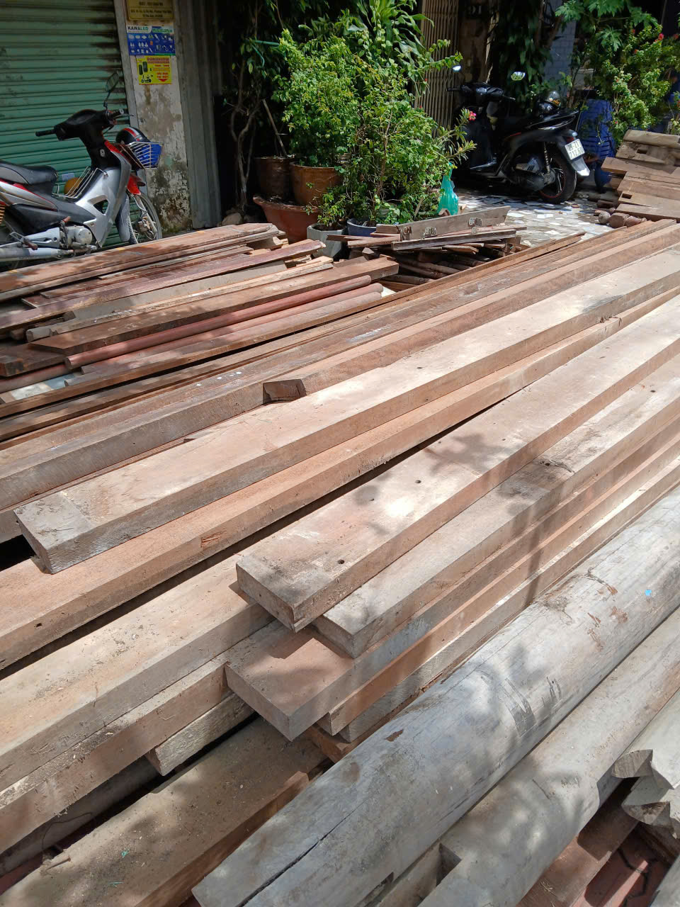 hình ảnh nhà gỗ cũ sau khi tháo gỡ tại công trình