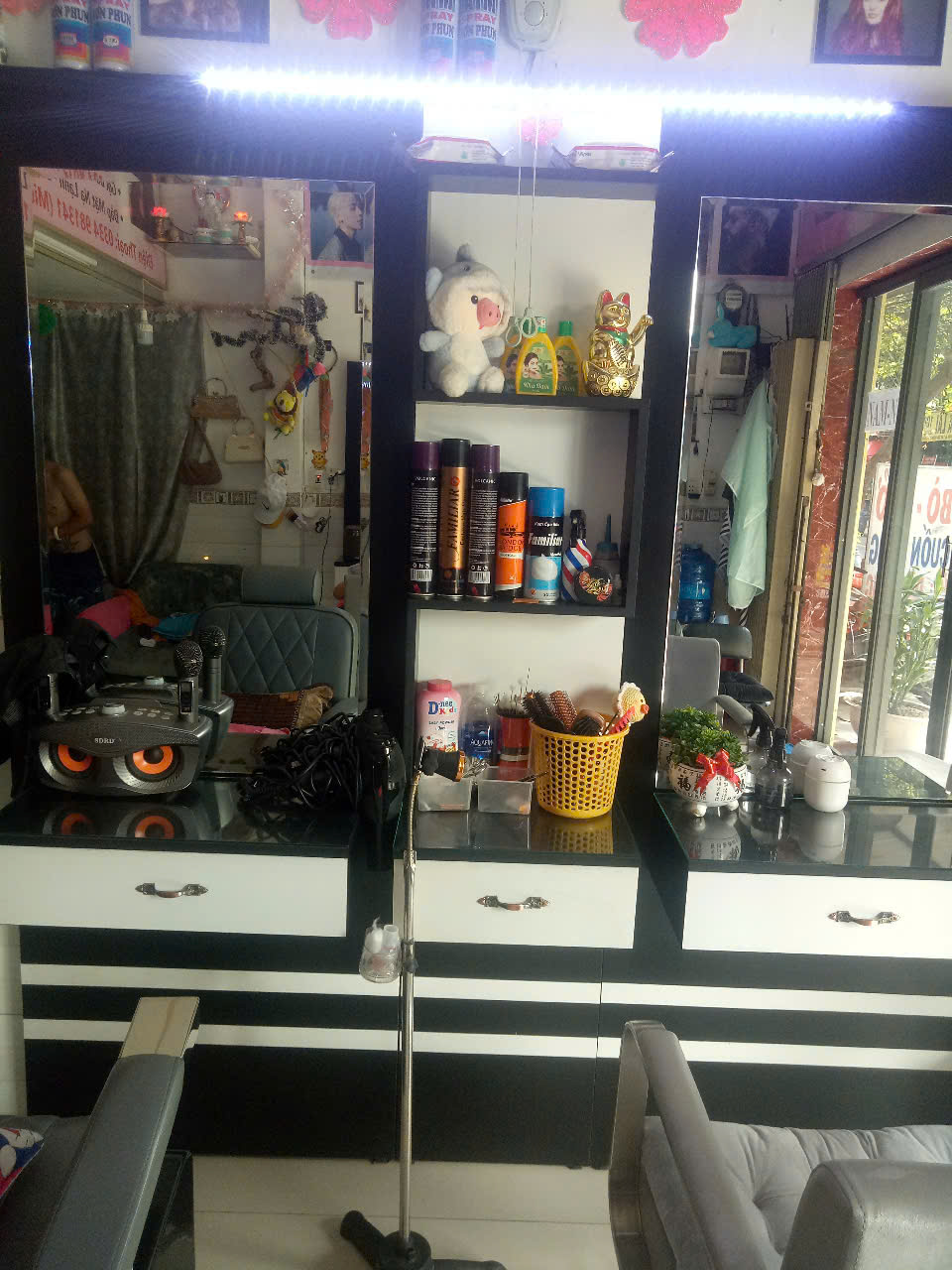 hình ảnh thực tế Thanh lý kệ gương cắt tóc tại salon tóc trước khi tháo gỡ