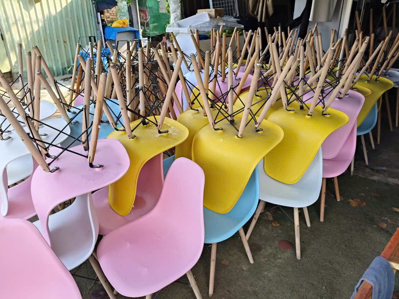 hình ảnh thực tế bàn ghế cafe thanh lý còn như mới