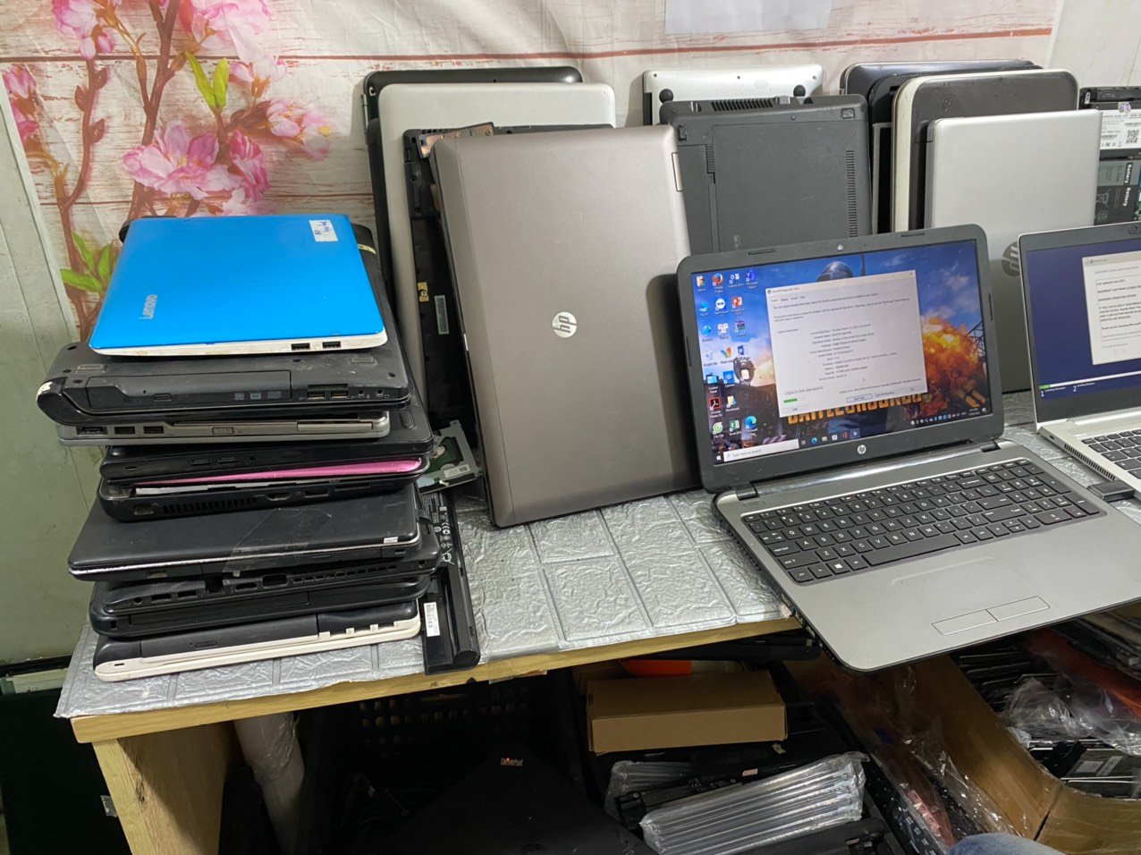 hình ảnh thực tế laptop cũ được thu mua tại kho