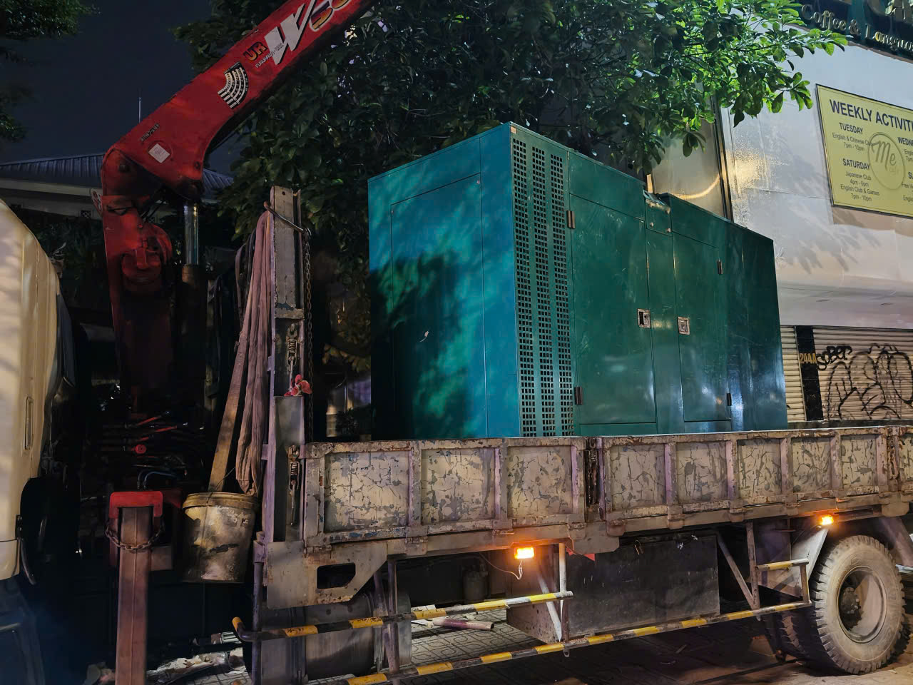 hình ảnh thực tế xe cẩu máy phát điện tại công trình