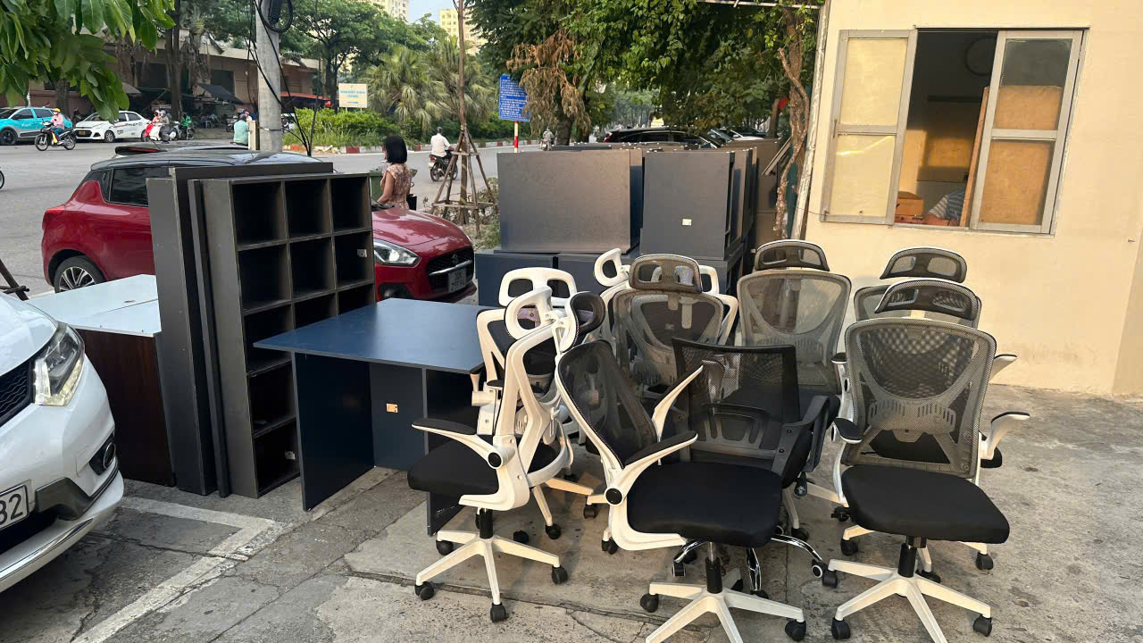 hình ảnh thanh lý thu mua thiết bị văn phòng cũ tại TPHCM 2025