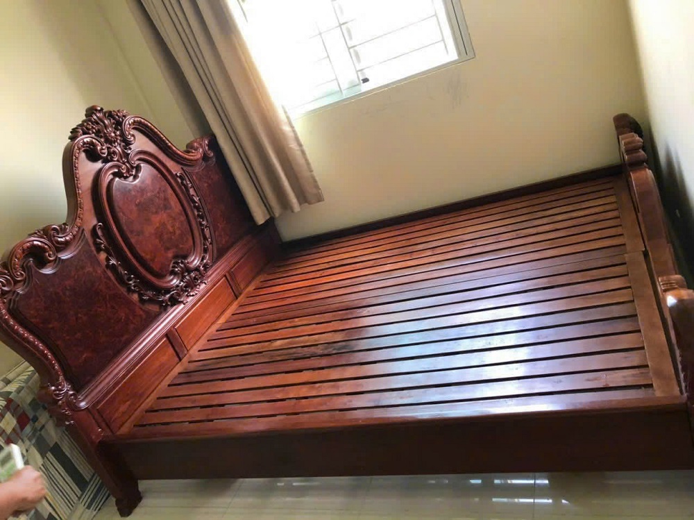 Hình ảnh thu mua giường gỗ cao cấp giá trị cao tại nhà khách hàng