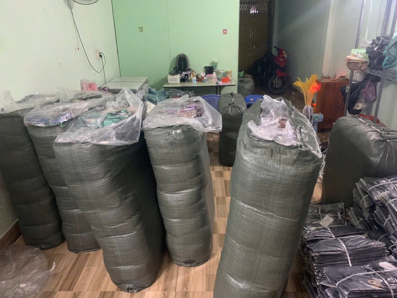 hình ảnh thu mua quần áo tồn kho