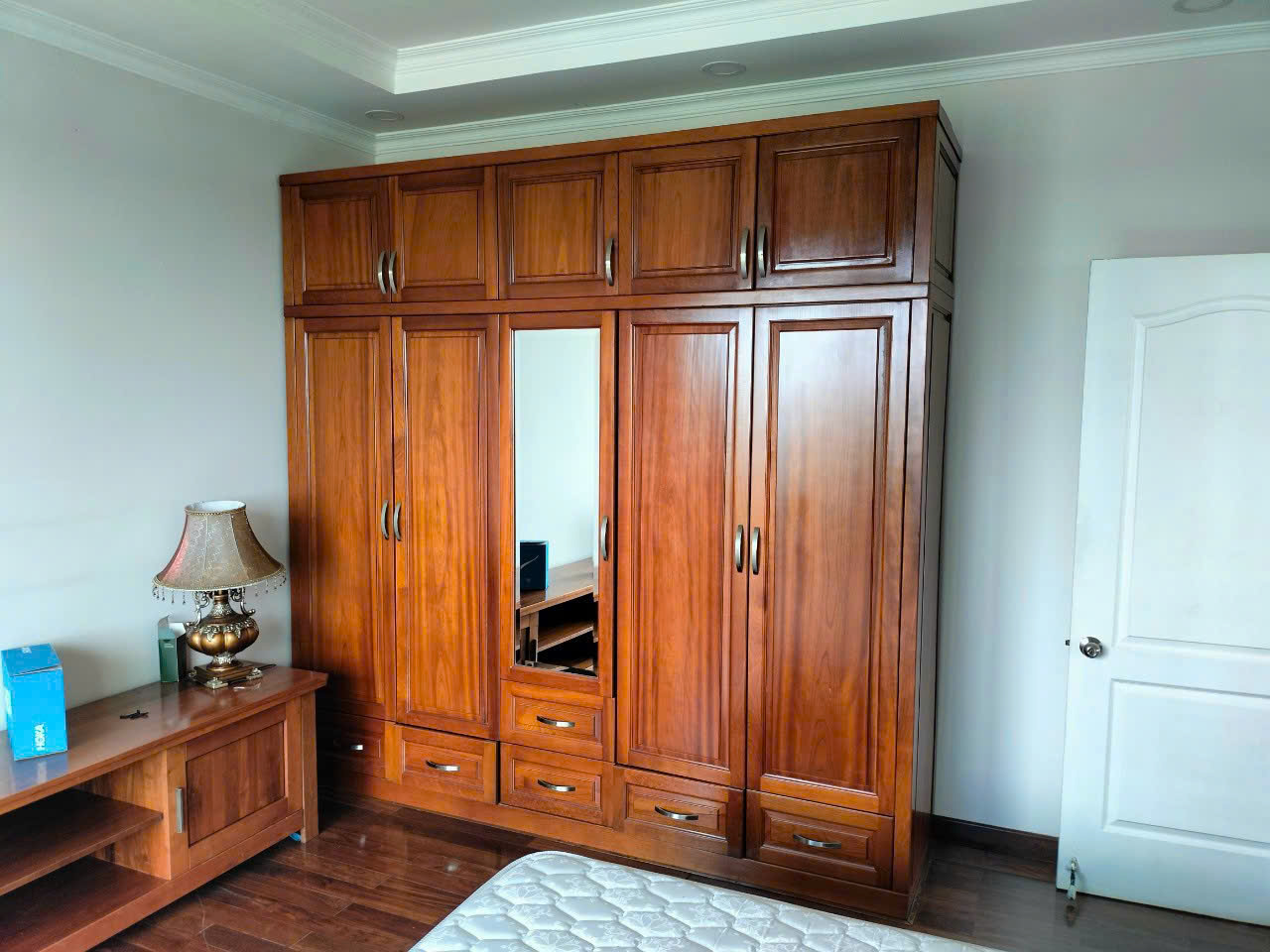 hình ảnh thu mua tủ quần áo gỗ tại TPHCM