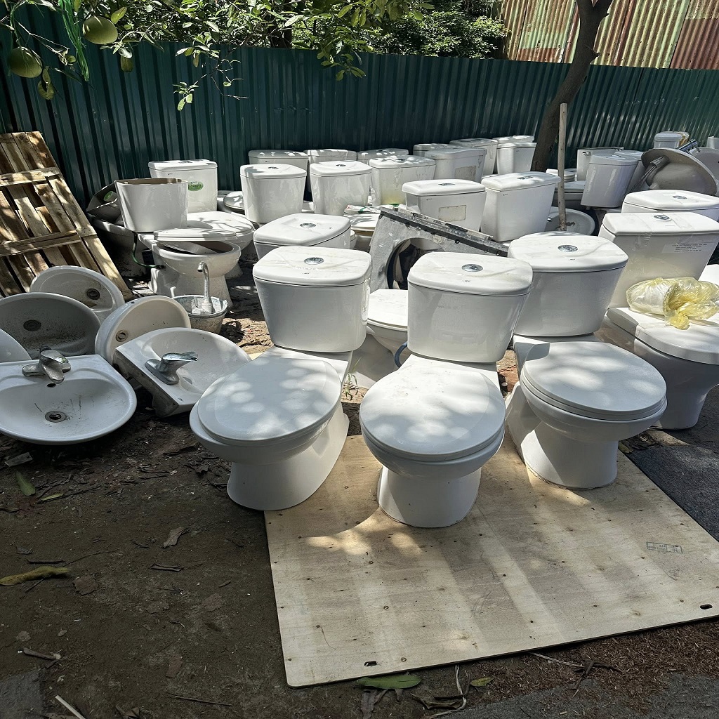 hình ảnh thu mua thiết bị vệ sinh cũ tại nhà khách hàng