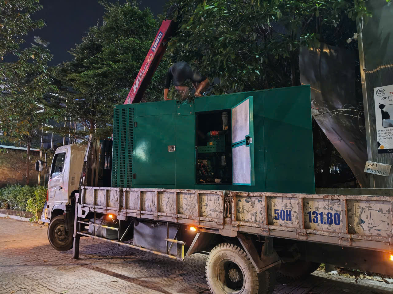hình ảnh xe cẩu máy phát điện về kho