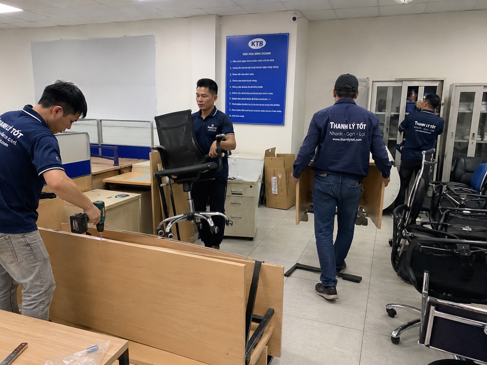 Hình ảnh thực tế nhân viên Thanh Lý Tốt tháo gỡ bàn ghế tại văn phòng quận 1