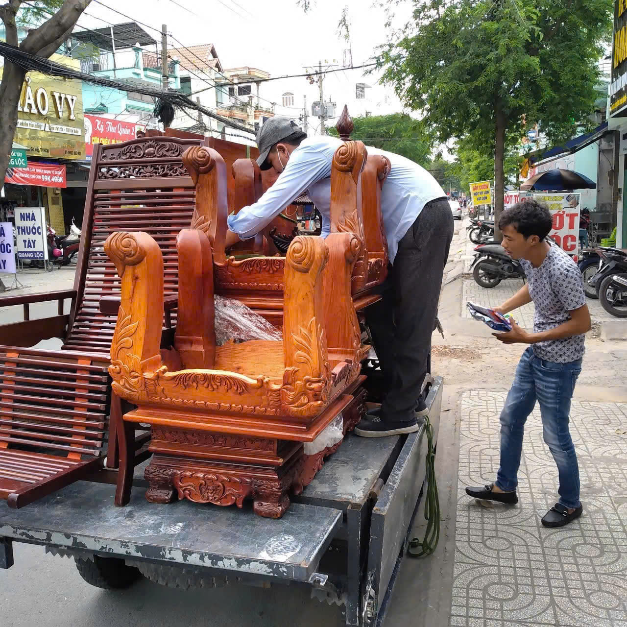 hình chụp xe vận chuyển đồ gỗ về kho sau khi thu mua 2025