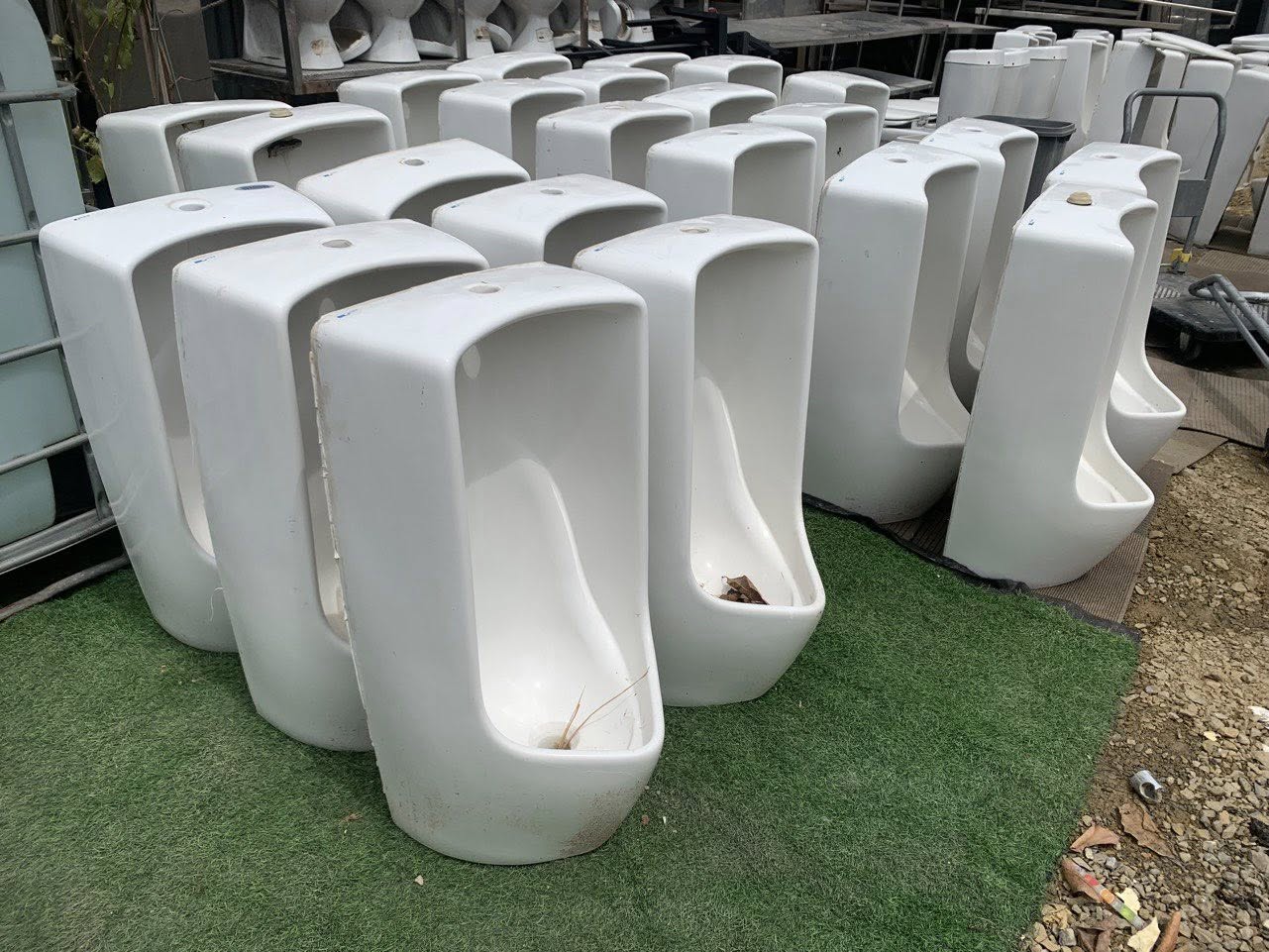 hình thu mua bồn tiểu nam cũ tại TPHCM