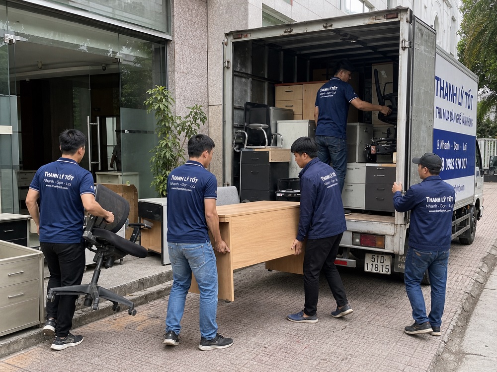 Hình ảnh nhân viên xắp xếp bàn ghế lên xe tải về kho