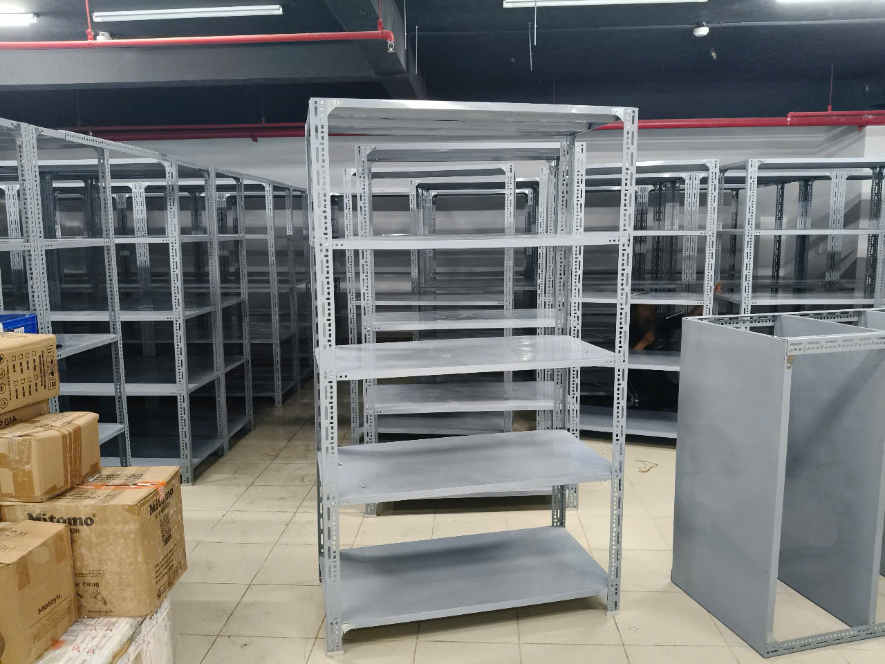 Hình ảnh thực tế kệ sắt thanh lý TPHCM tại Thanh Lý Tốt