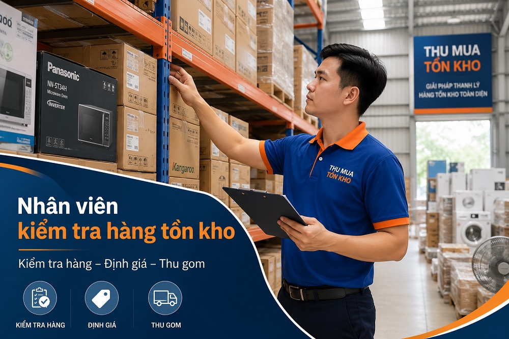 Nhân viên kiểm tra hàng tồn kho trước khi thu mua