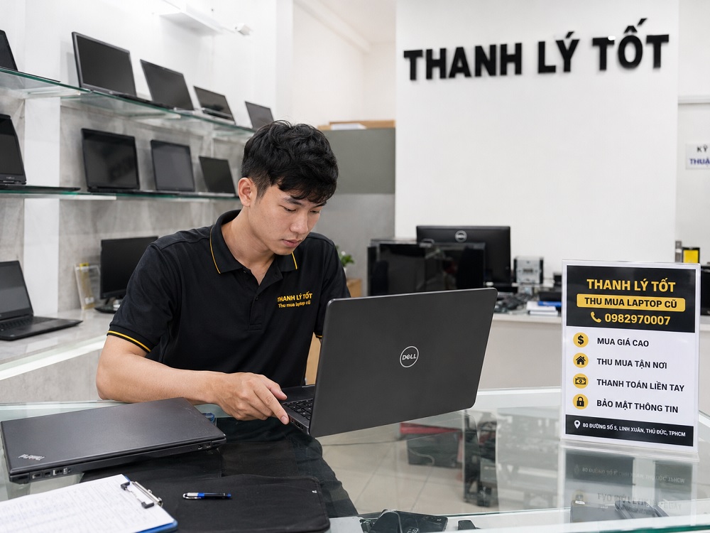 Nhân viên Thanh Lý Tốt kiểm tra laptop cũ trước khi báo giá