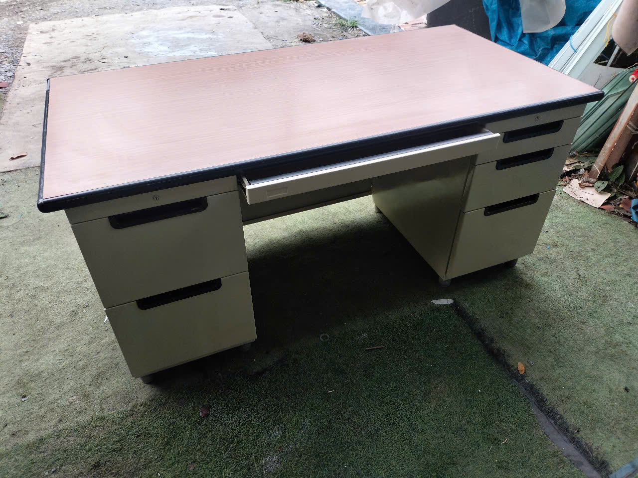 mặt bên trong bàn giám đốc thanh lý