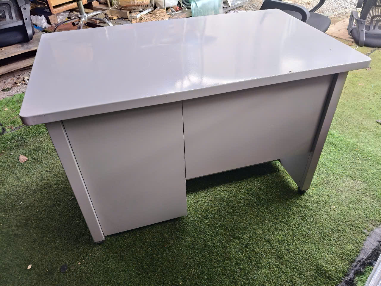 Hình ảnh mặt trước của bàn làm việc bằng sắt thanh lý