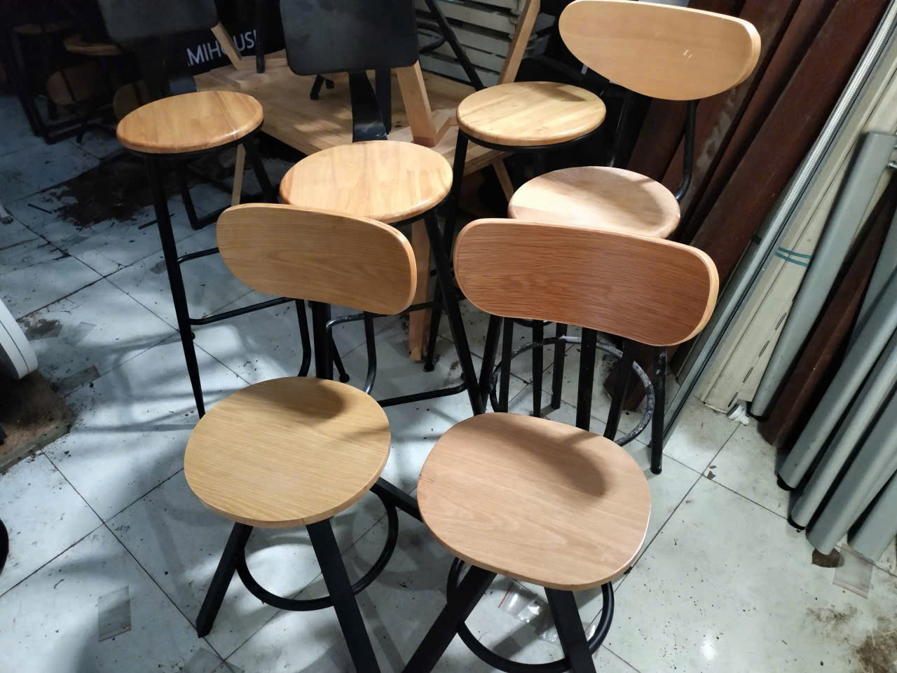 Hình ảnh thu mua bàn ghế cafe gỗ tại Quận 7 mới nhất