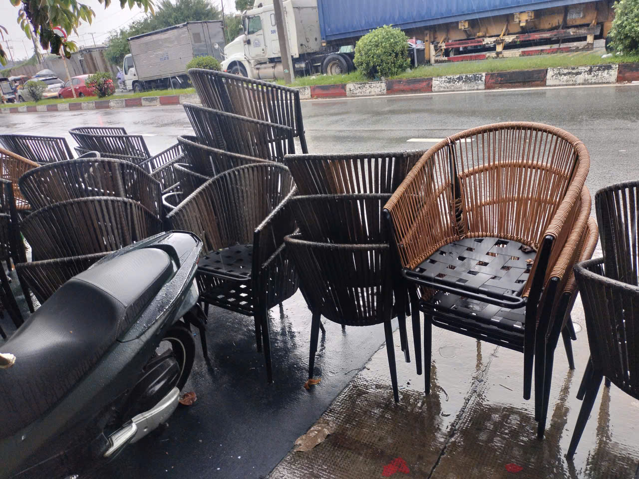Hình ảnh thực tế thu mua bàn ghế cafe cũ ngoài trời tại quận 7