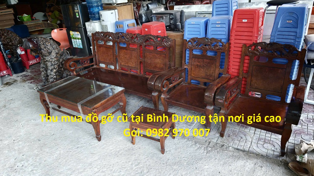Hình ảnh thu mua bàn ghế gỗ cũ tại Bình Dương tận nơi giá cao