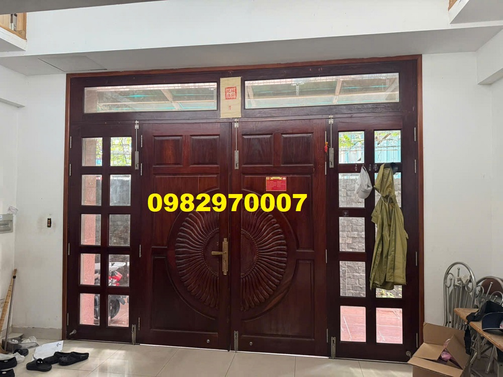 Hình ảnh thu mua cửa gỗ cũ 4 cánh tại nhà khách ở TPHCM